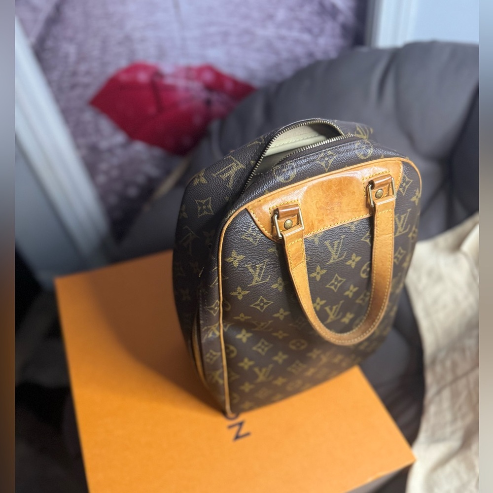 Louis Vuitton monogram excursion handbag. Has authenticity papers. - Picture 16 of 16